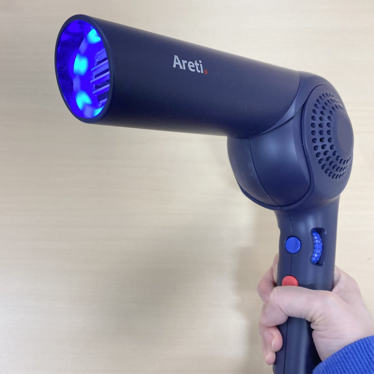 Areti(アレティ)モイスト美容ドライヤーの電源をオンにした際の写真