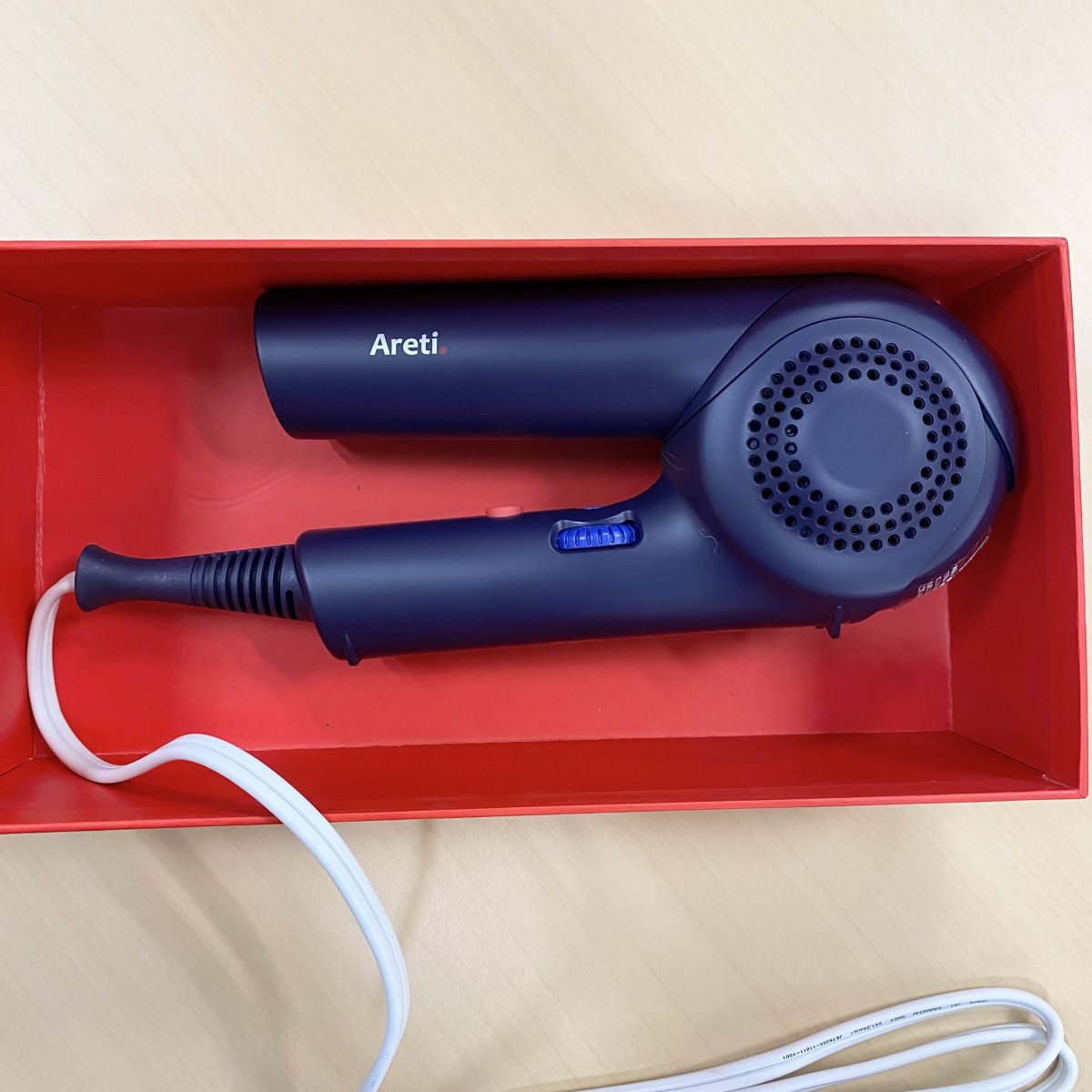 Areti(アレティ)モイスト美容ドライヤーの箱に入った写真