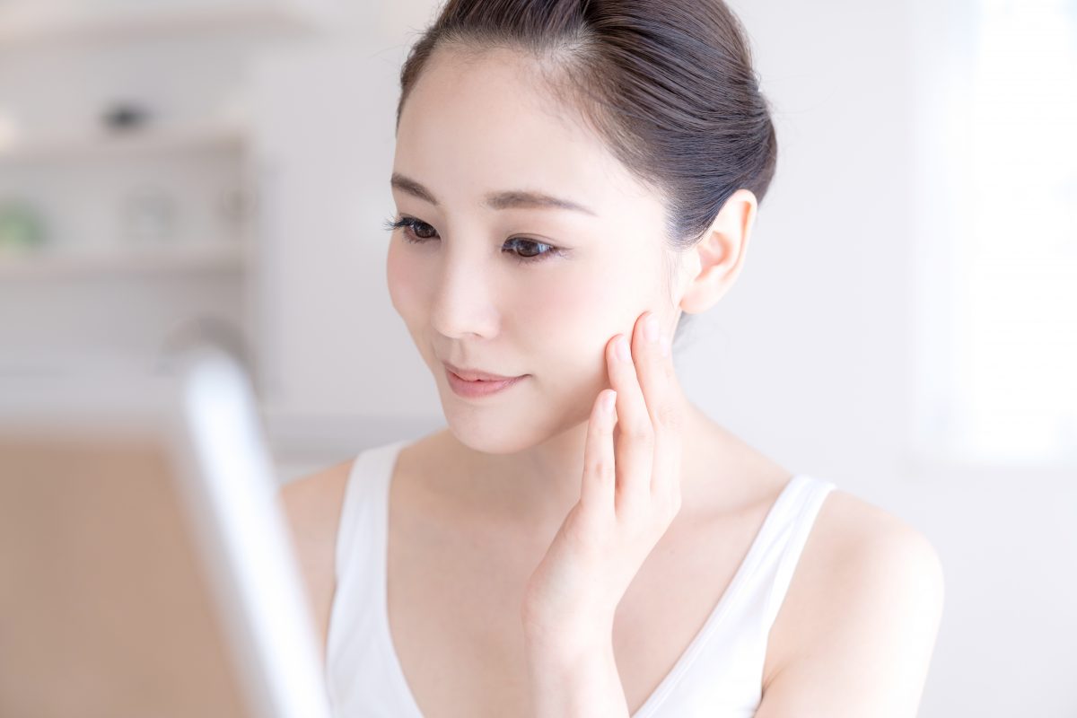 鏡を見る女性