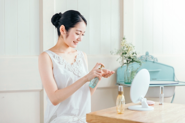 スキンケアをする女性