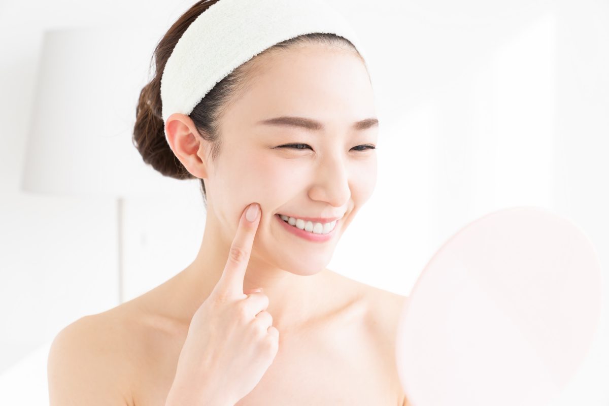 ヘアバンドをした笑顔の女性