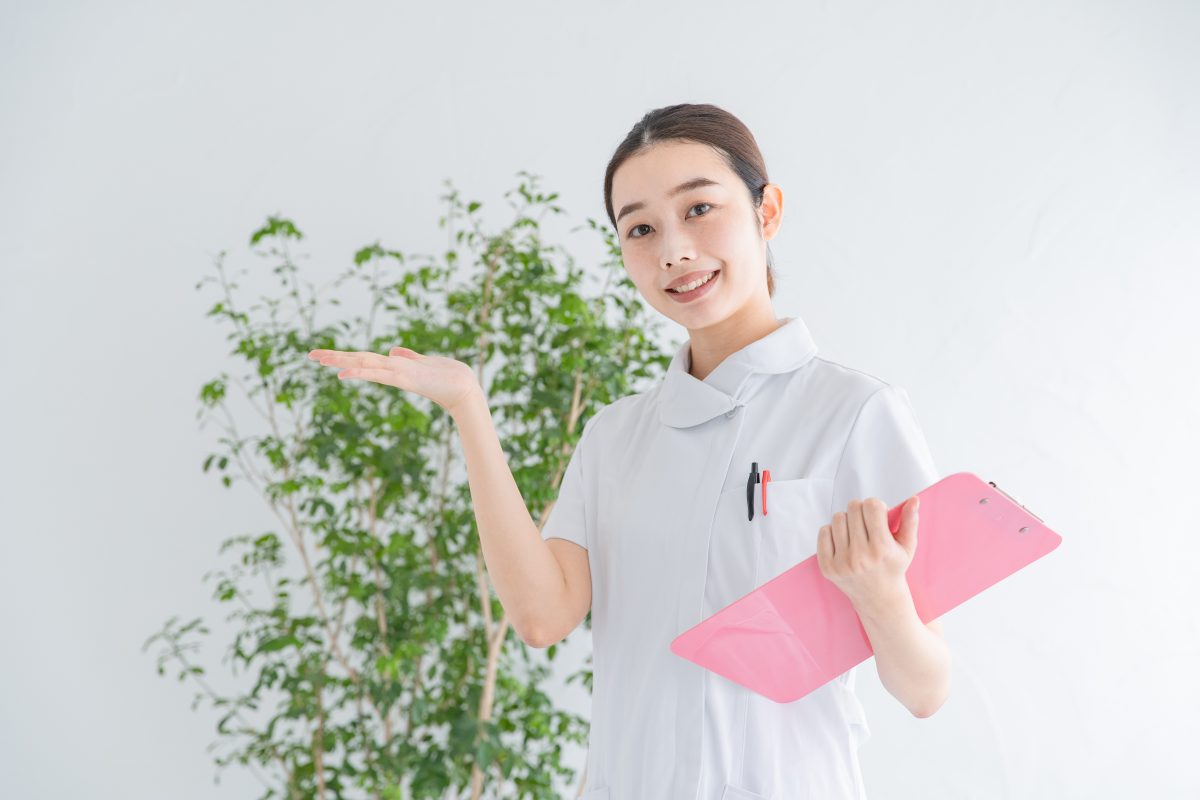 案内する看護師