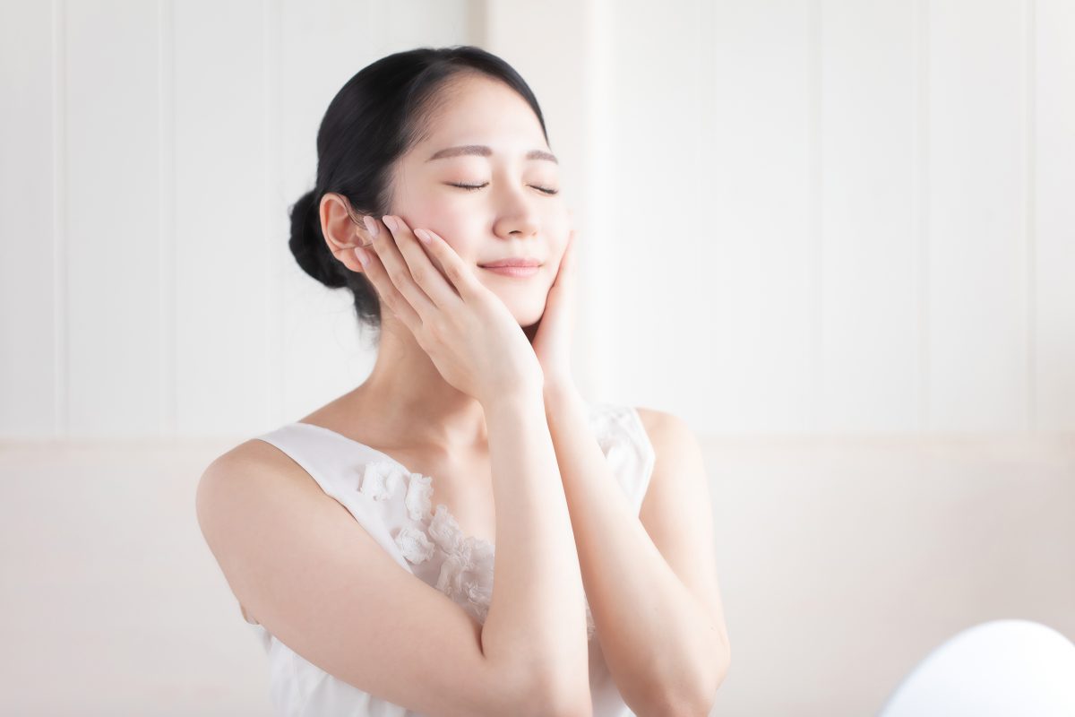 顔をおさえる女性