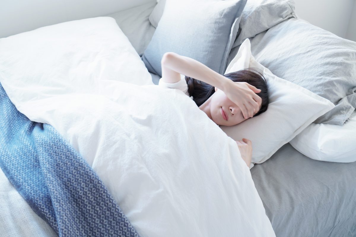 睡眠をとる女性