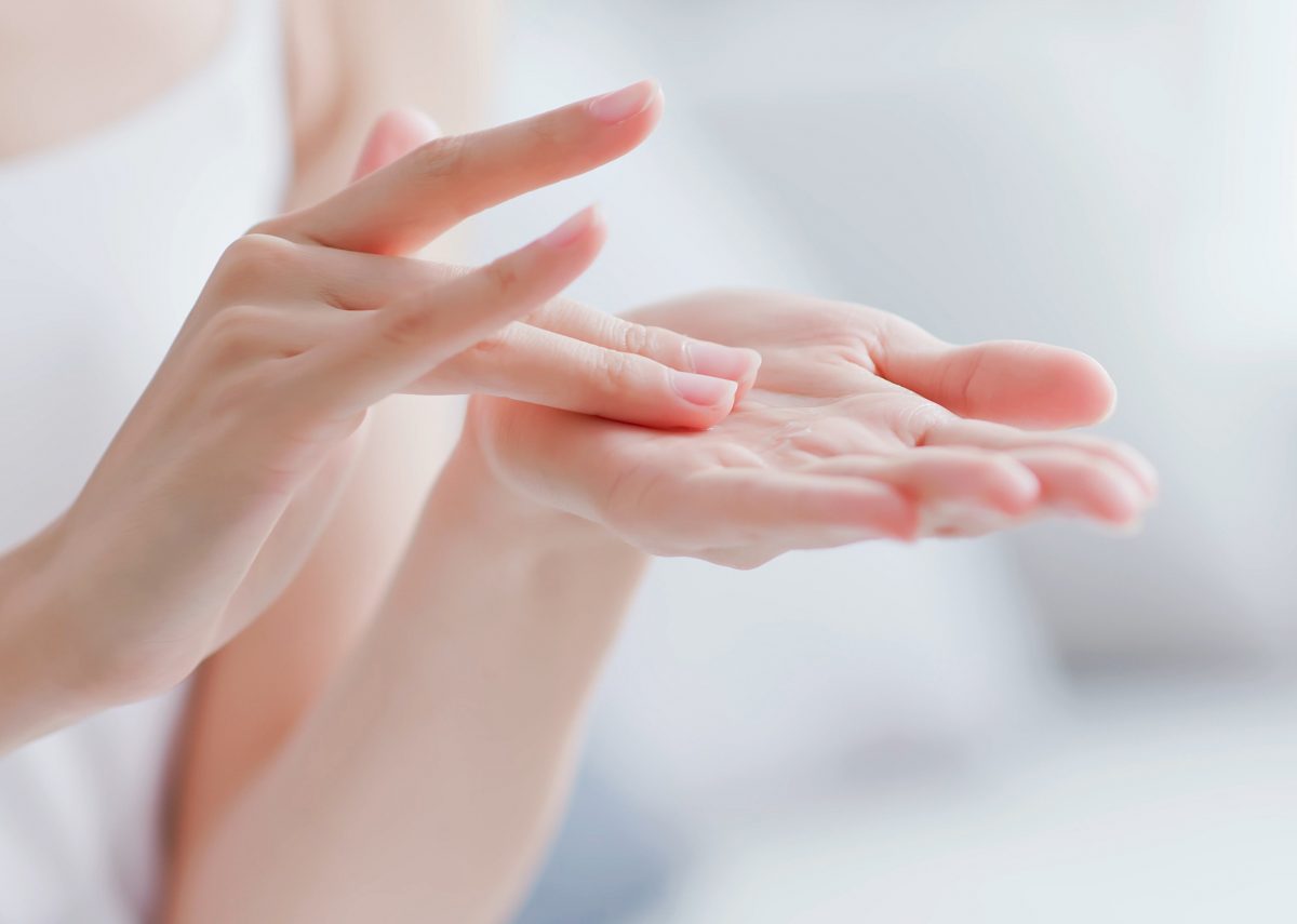 手のひらに美容液を伸ばす様子