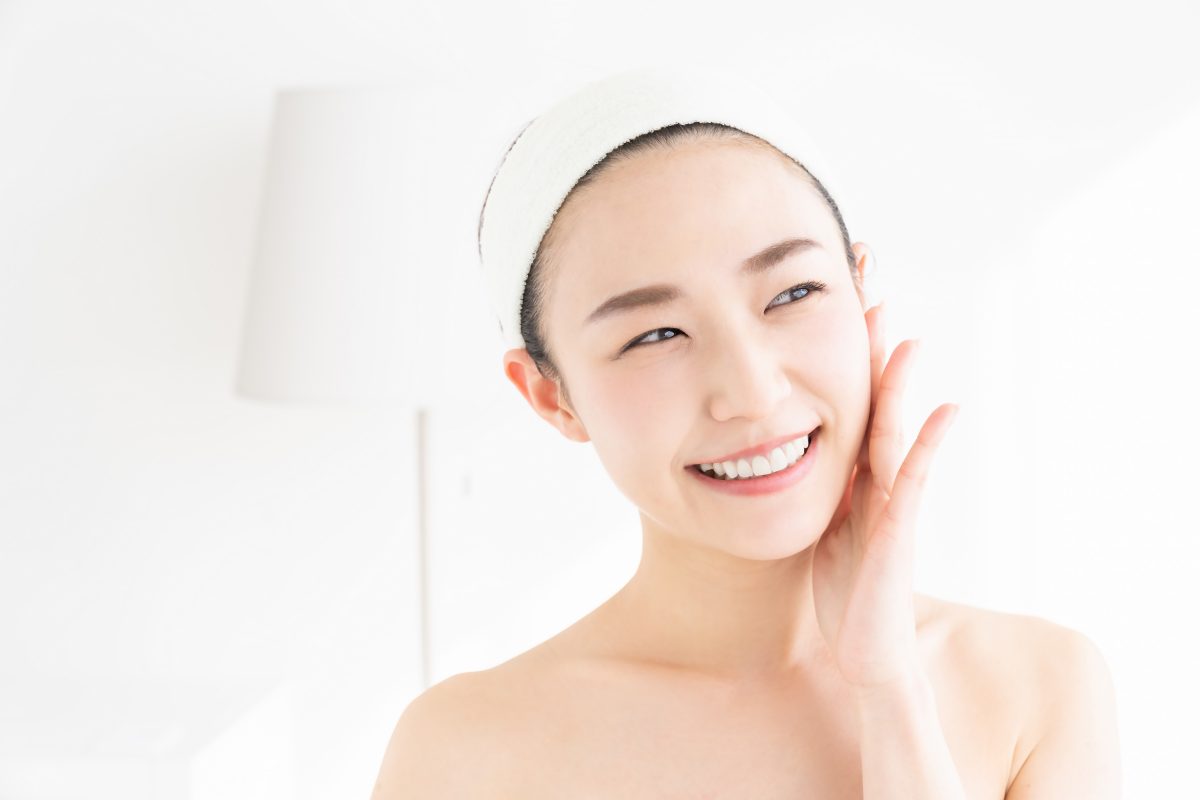 スキンケアする女性