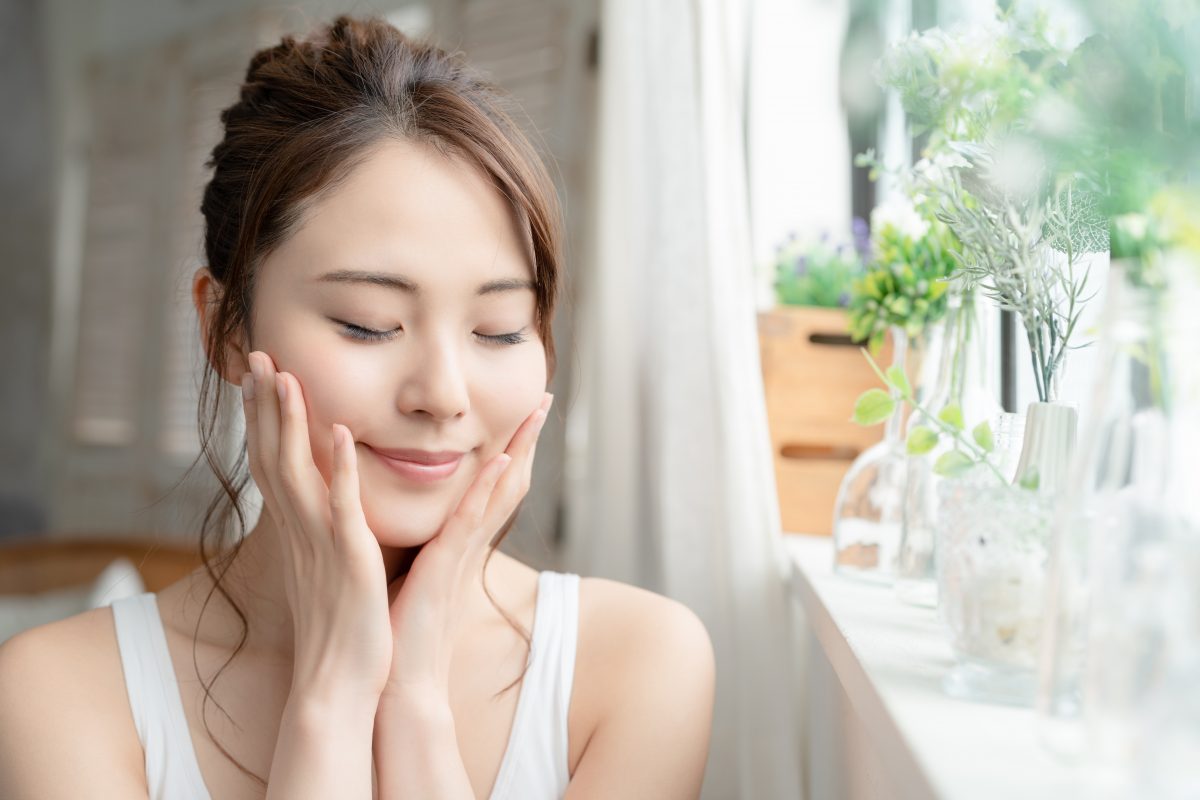 両手を顔に添える女性