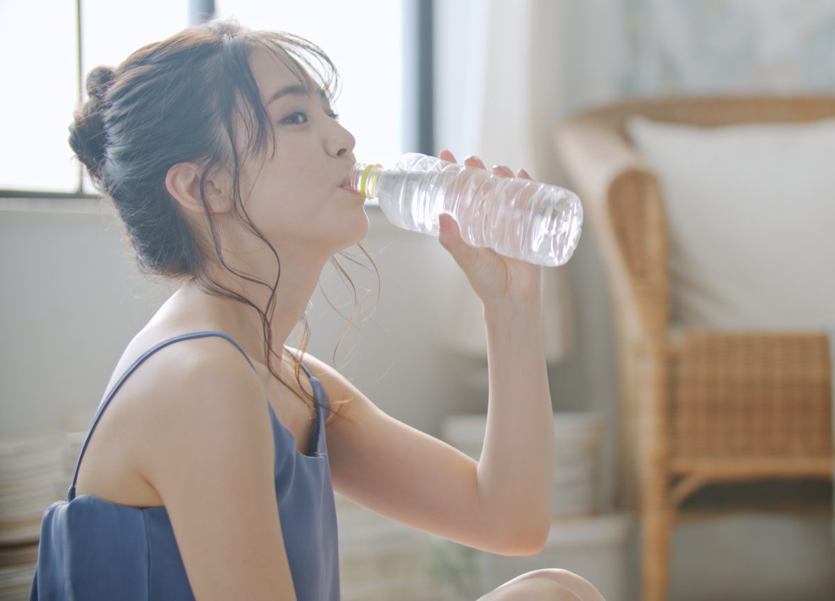 水を飲む女性