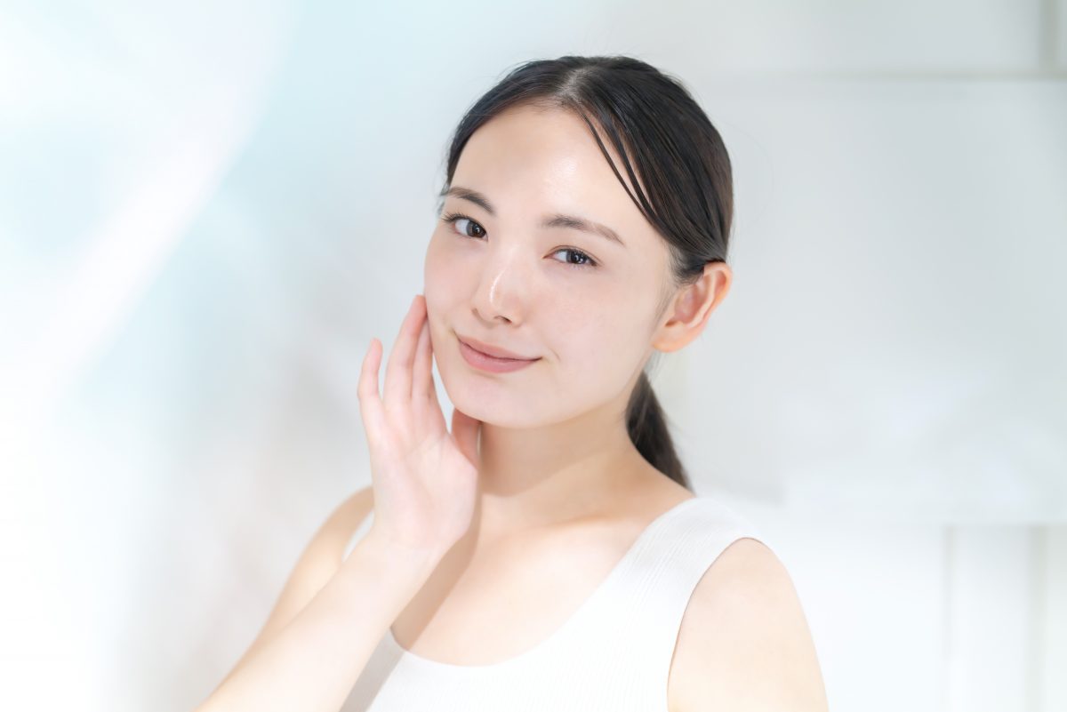 顔に手を添える女性