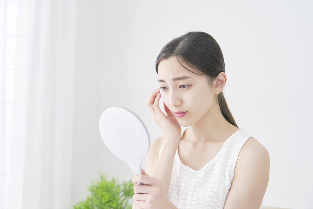 鏡を見る女性