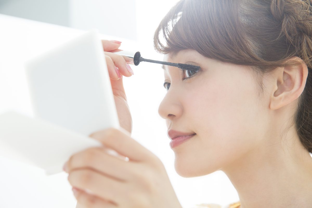 まつ毛を塗る女性