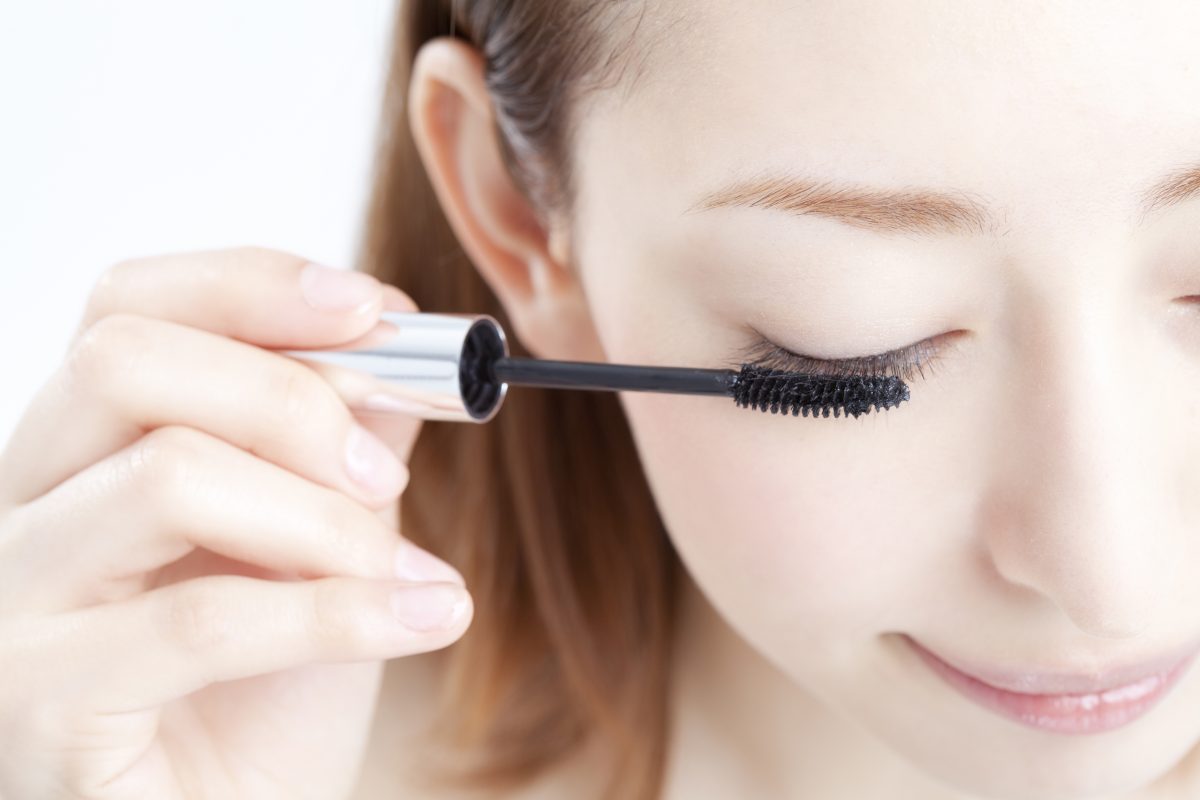 まつげ美容液おすすめ25選｜選び方目力をアップさせる塗り方のポイント | LAURIER BEAUTY（ローリエビューティー）