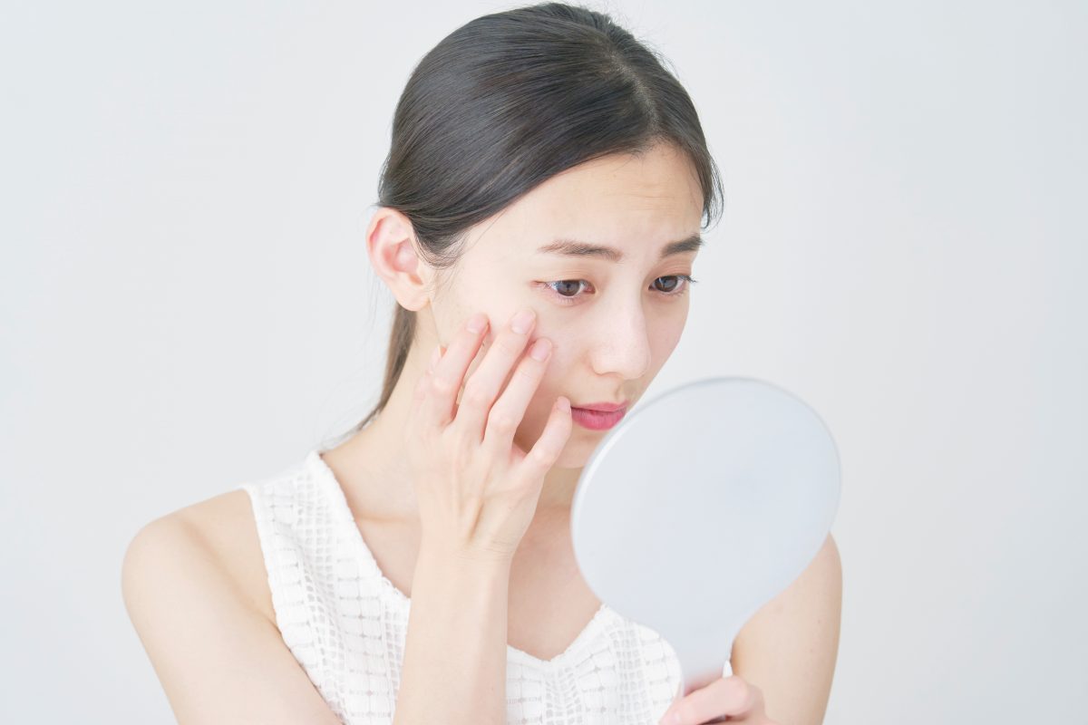 鏡を見る女性