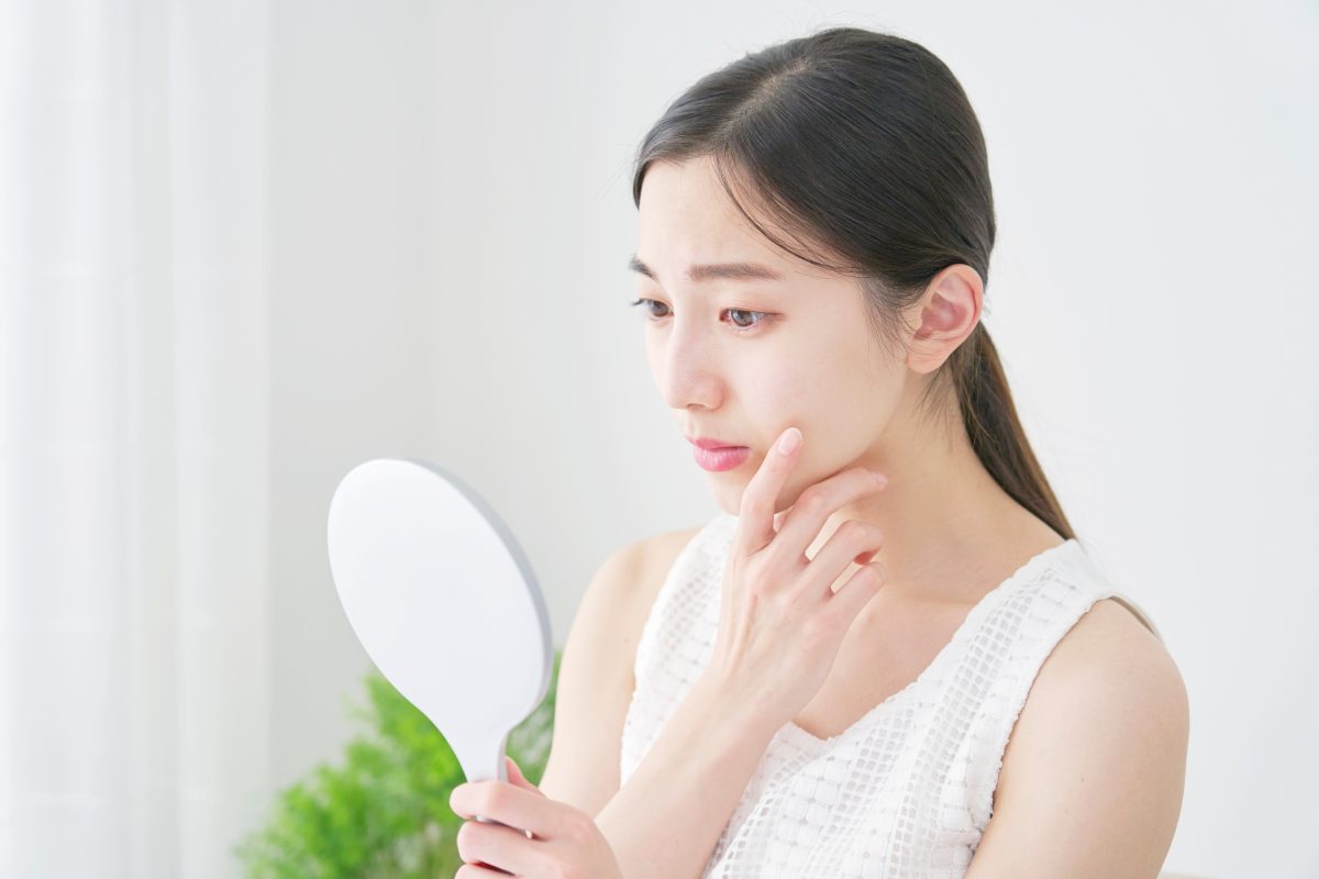 肌トラブルを気にする女性