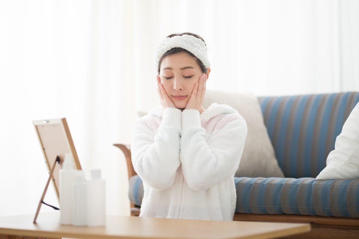 スキンケアをする女性