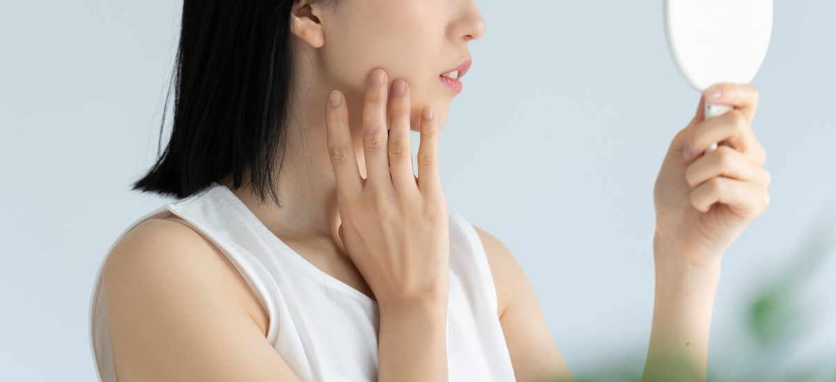 肌をチェックする女性