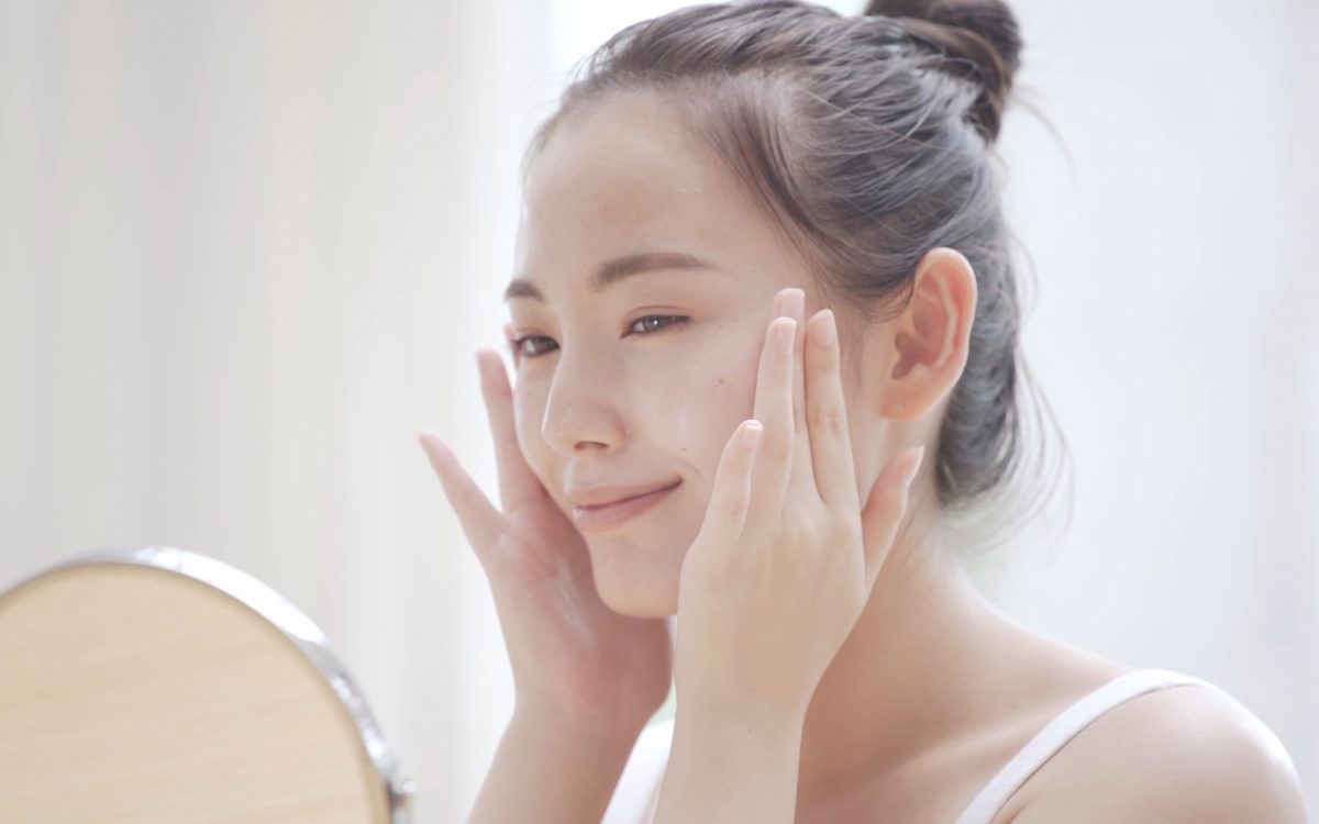 スキンケアをする女性