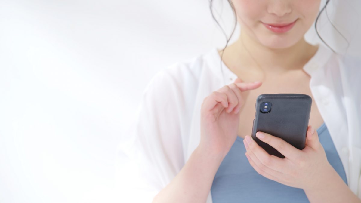 スマートフォンをいじる女性