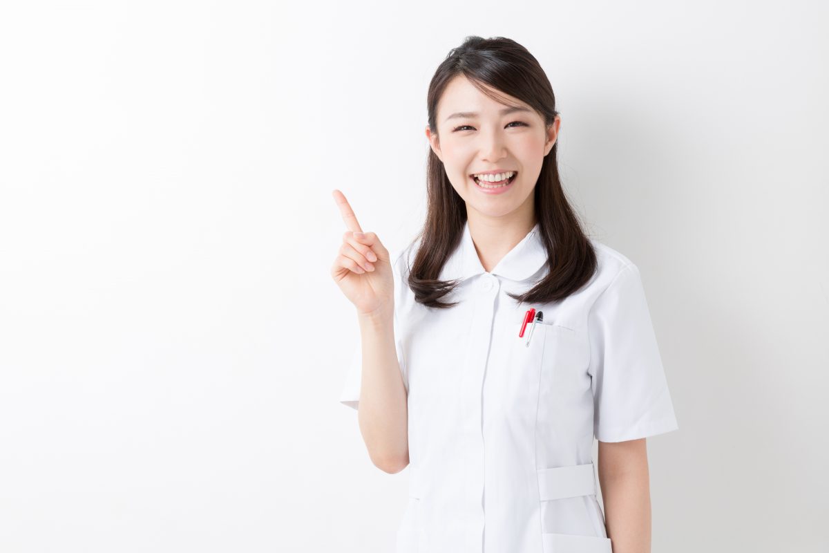 人差し指を立てる看護師
