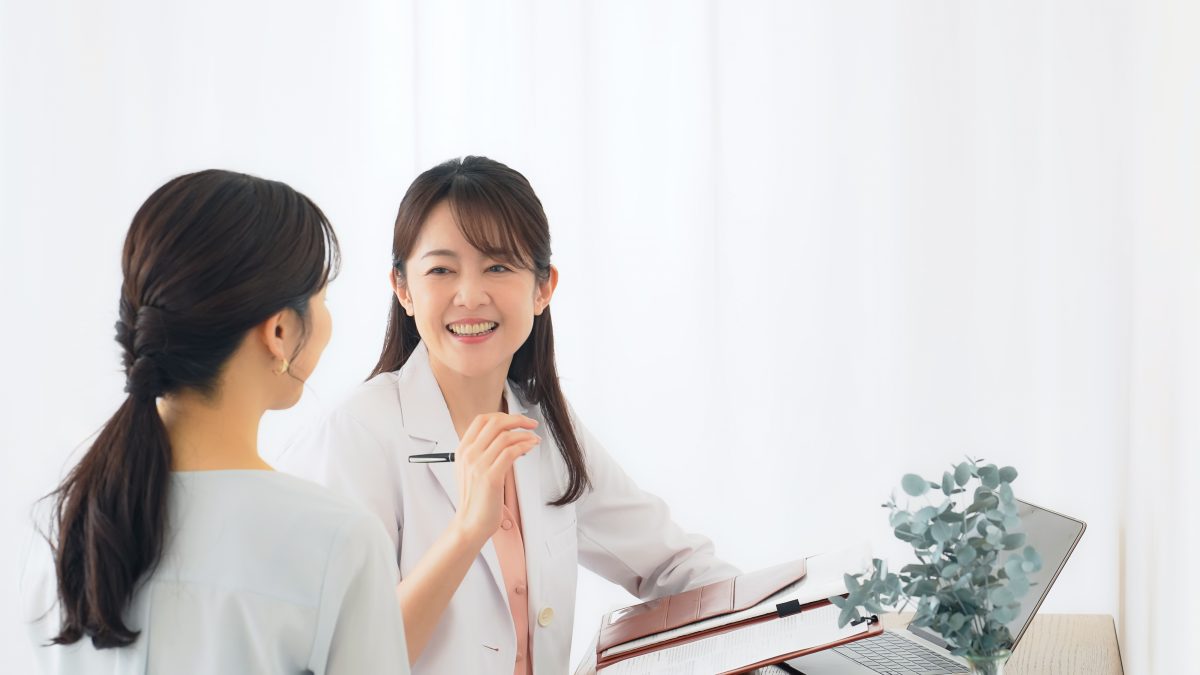 患者を診察する女性医師