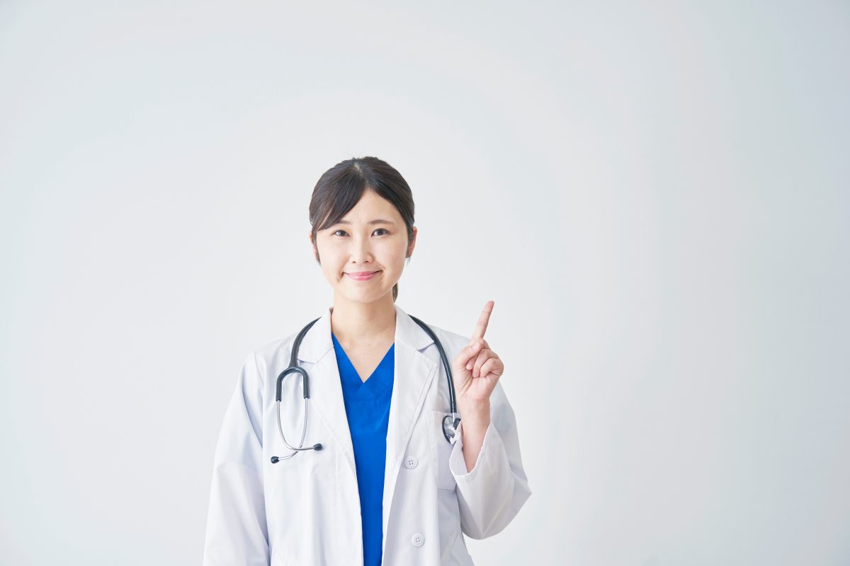 女性 医師 指差し 白背景