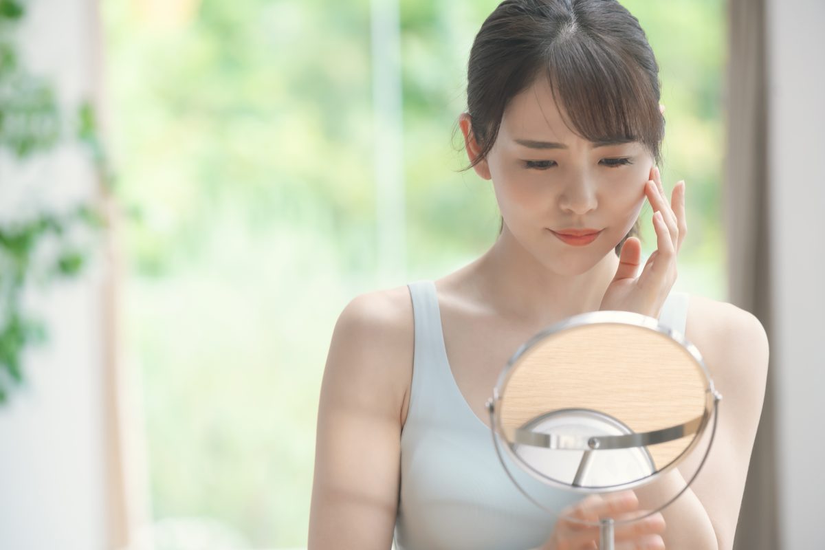 顔のむくみを気にする女性